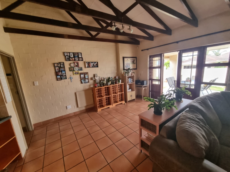 To Let 3 Bedroom Property for Rent in Uitzicht Western Cape